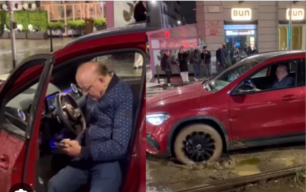 Disavventura per Massimo Boldi, impantanato con l’auto sui binari del tram: VIDEO