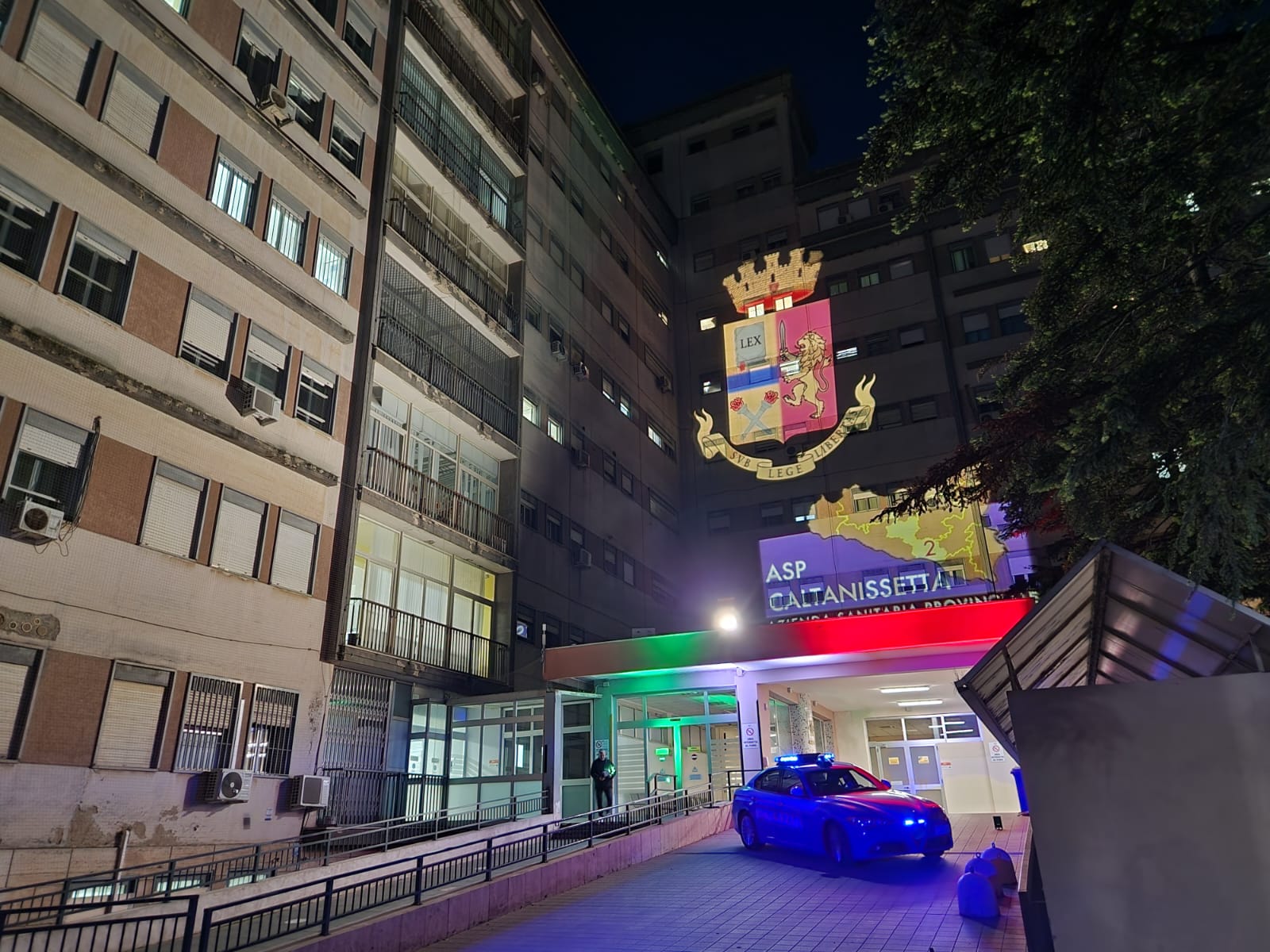 Caltanissetta, logo Polizia di Stato illumina facciata ospedale Sant’Elia