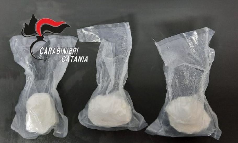 Spaccio di droga a 14 anni, in giro sullo scooter con cocaina e coltello: arrestato nel Catanese