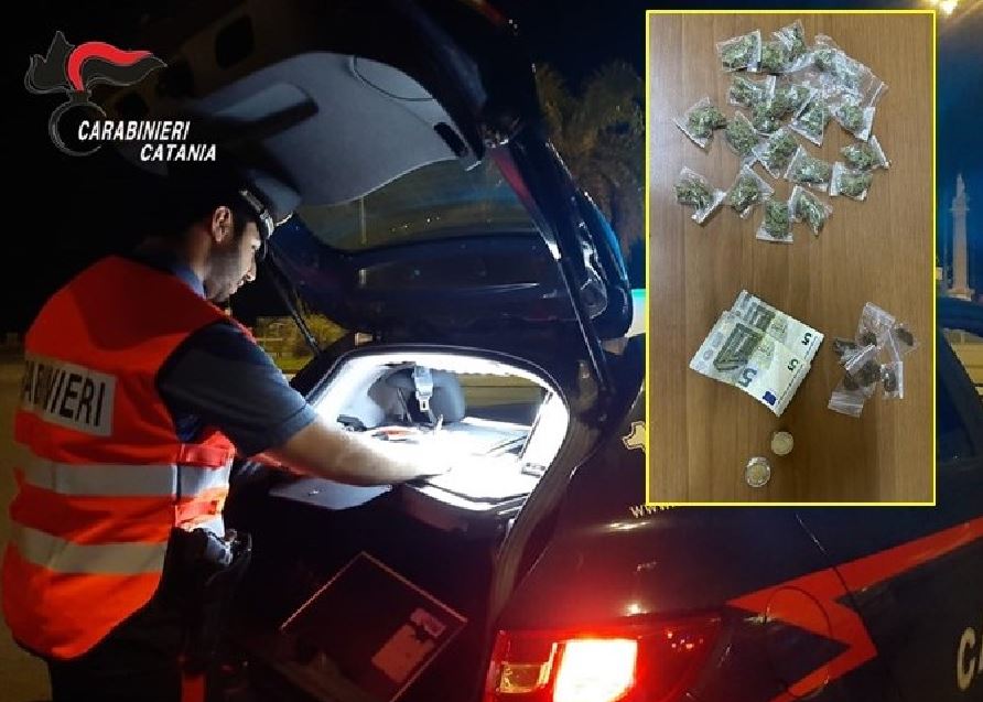Controllo dei carabinieri “fatale” per 22enne, nascondeva droga in tasca: arrestato