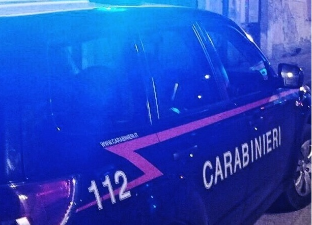 Lite tra conviventi, intervengono i carabinieri ma vengono aggrediti: un arresto