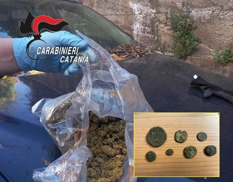 In auto con la cocaina, a casa con marijuana e monete antiche: due arresti nel Catanese