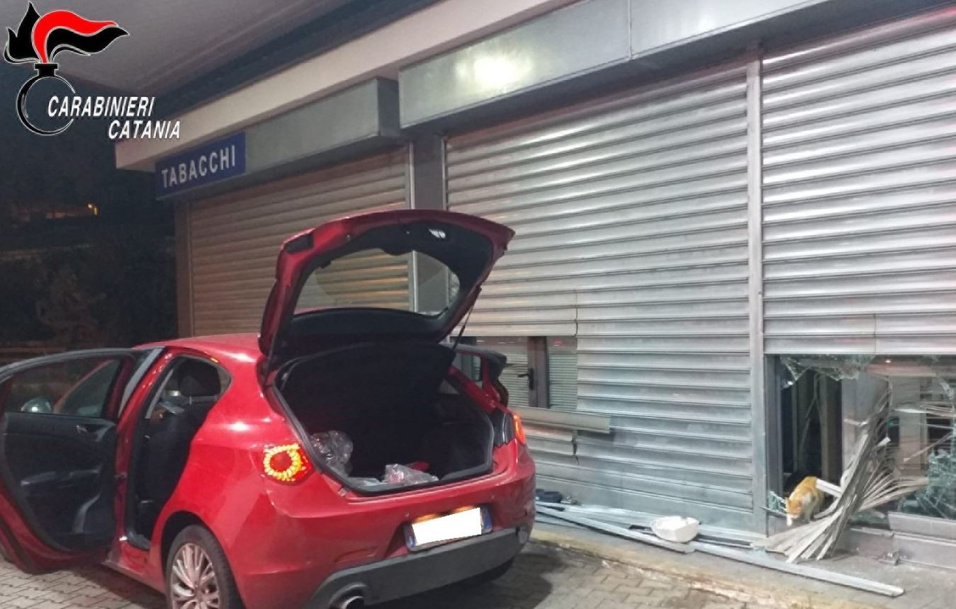 Furto “con spaccata” al distributore di carburanti con la Giulietta rubata, intervengono i carabinieri