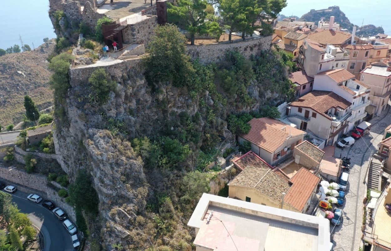 “Addio” alle aree pericolanti, lavori per la sicurezza di Castelmola: gli interventi previsti