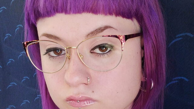 “Licenziata per il mio colore di capelli”: commessa denuncia, azienda nega