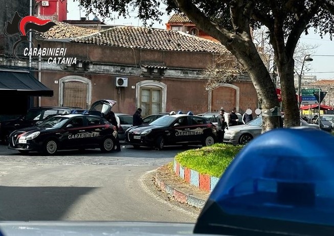 Dallo spaccio di droga al furto di energia, scattano denunce e sanzioni a Catania