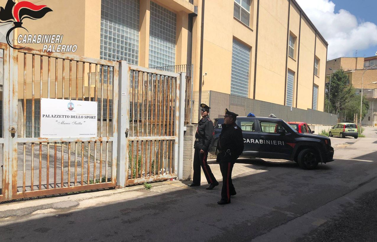 Palazzetto dello sport “invaso” e droga pronta da spacciare in tasca: denunciati 3 minori