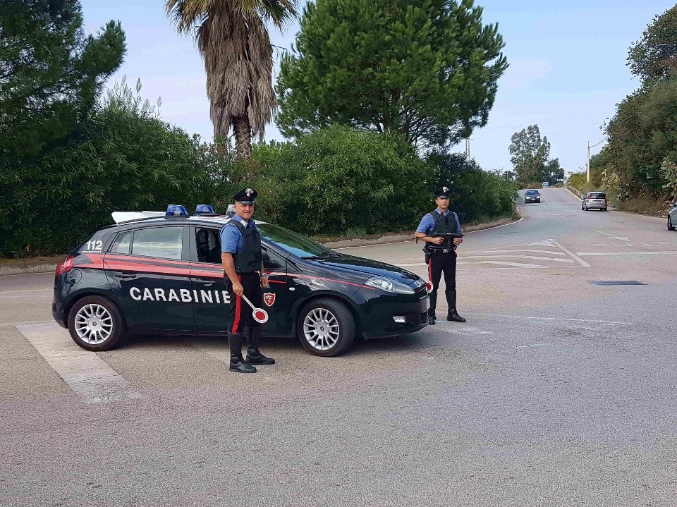 Erice: vede i carabinieri, abbandona la moto rubata e fugge via a piedi
