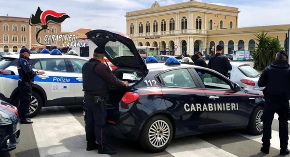 Paninaro “degli orrori” a Catania, rottami e topi in autocarro: scattano rimozioni e sanzioni