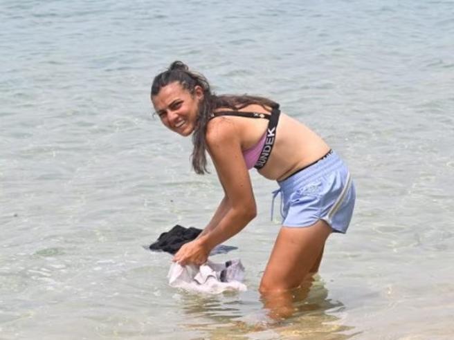 Isola dei Famosi, Cristina Scuccia fa marcia indietro e indossa il bikini: “Libertà”