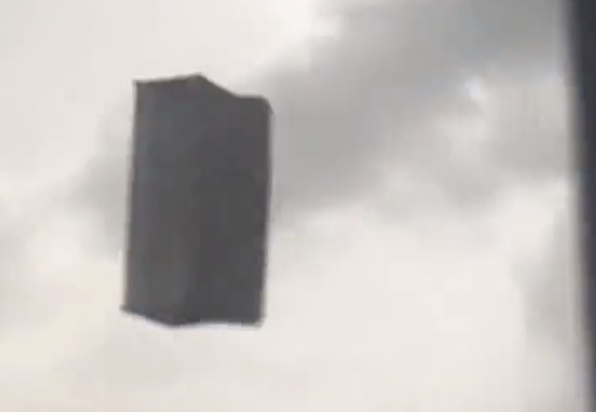 C’è troppo vento e il divano vola via, il video diventa virale