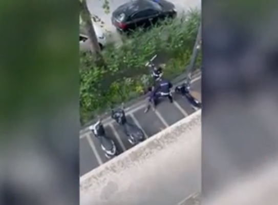 Choc in città, donna manganellata dagli agenti mentre è a terra