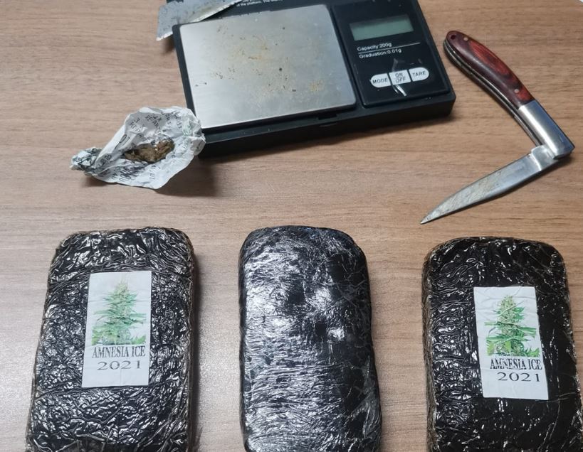 Droga nella scarpa e perfino nel pacco dei pannolini: 29enne arrestato al porto