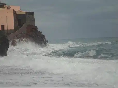 Eolie flagellate dal maltempo: cantiere devastato a Vulcano