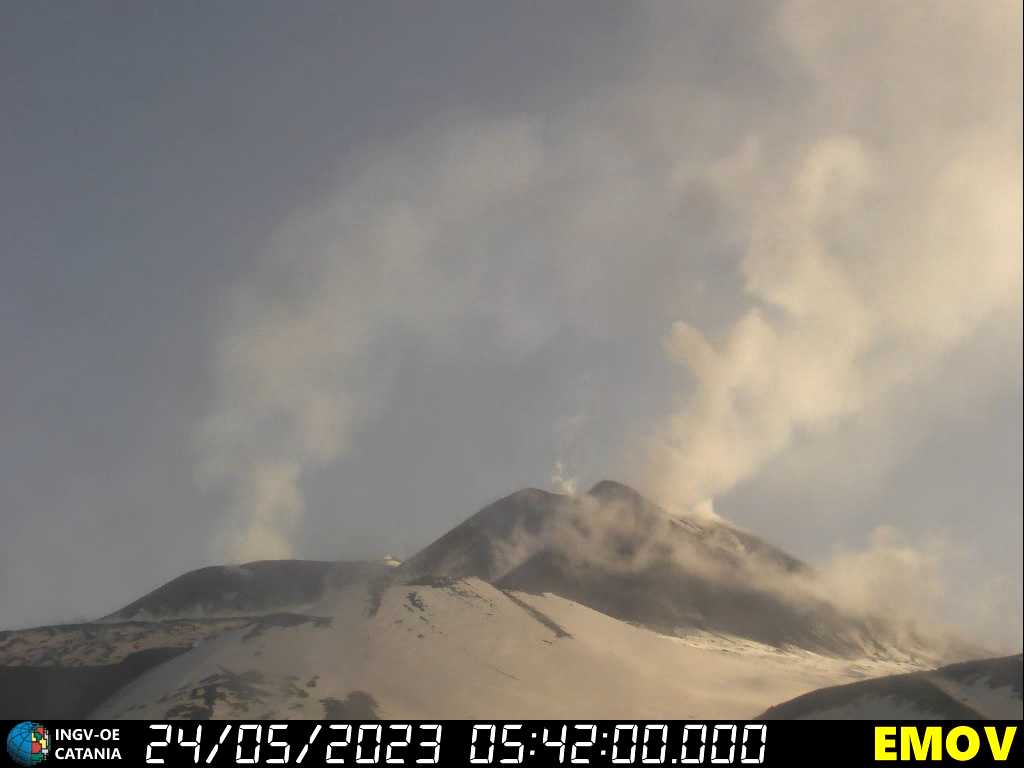 Etna, si ricomincia: tremori e bagliori nella notte, attività stromboliana al Cratere di Sud-Est