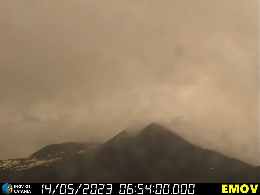 Galleria foto 'Etna, esplosione ed emissione di cenere in mattinata' - foto 2