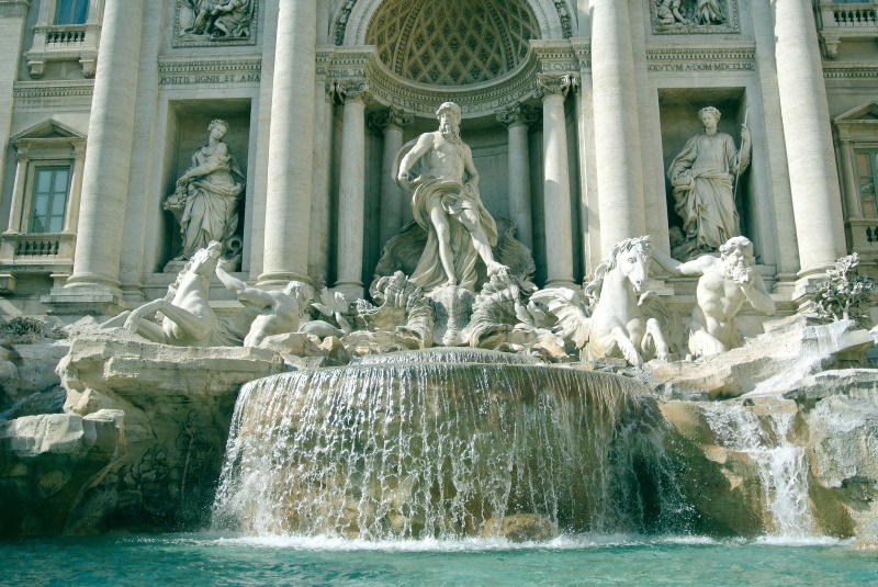 Vigili aggrediti a calci e schiaffi: donna sbronza non vuole uscire dalla Fontana di Trevi