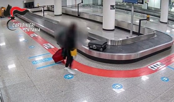 Trolley “scomparso” all’aeroporto di Catania, ladro sorpreso dalle telecamere – VIDEO