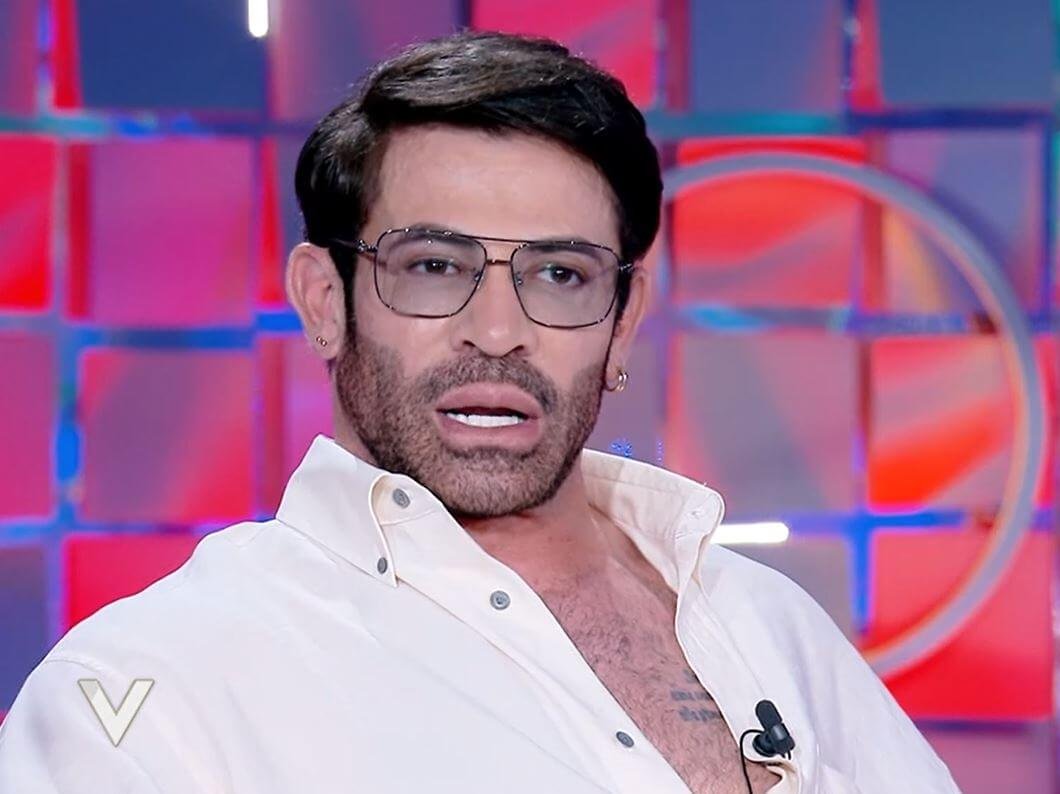 Verissimo, la risposta di Gianni Sperti all’ex Paola Barale: “Vuol far credere a tutti che io sia gay”