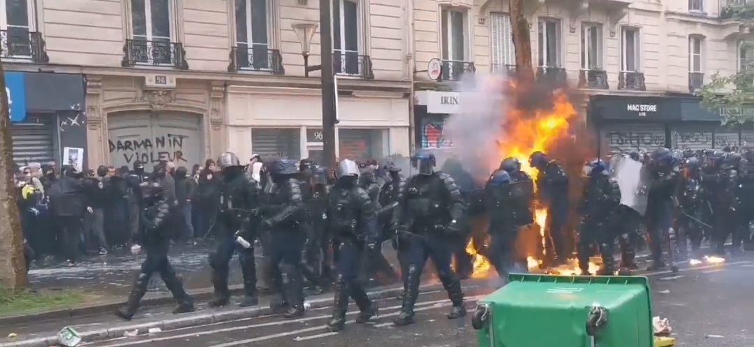 Primo Maggio, centinaia di migliaia di black bloc protestano in Francia: scontri con la Polizia – VIDEO