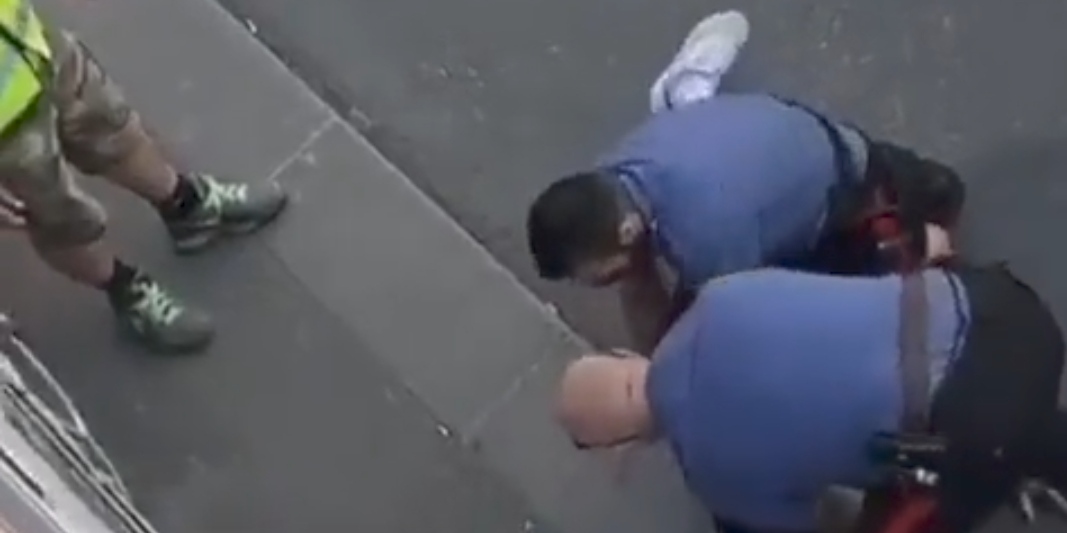 Carabiniere prende a calci un giovane: l’Arma valuta provvedimenti – VIDEO