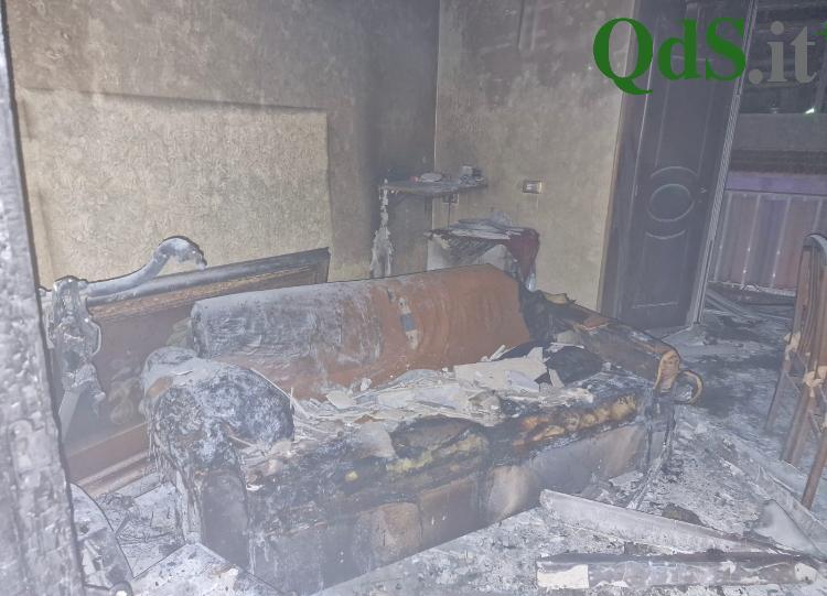 Incendio in via Livorno, appartamento distrutto dalle fiamme: tre persone in ospedale