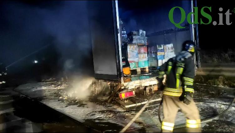 Paura sulla Statale 117, grosso camion in fiamme: l’intervento dei pompieri – VIDEO