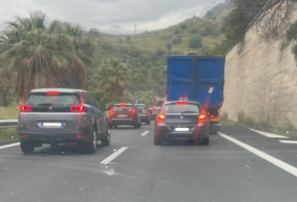 Incidente sulla A18 Messina-Catania, auto si schianta in galleria: traffico bloccato