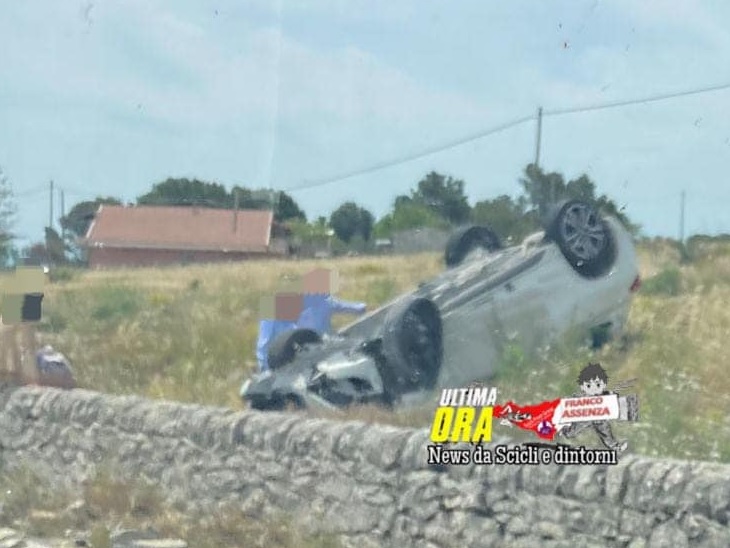 Auto sfonda muretto e vola fuori strada, rocambolesco incidente a Ragusa
