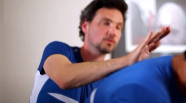 Il nonno sta soffocando: nipotino eroe lo salva con la manovra di Heimlich