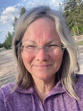 Madre lega figlio in auto e lo trascina per strada: “Mi aveva insultato”