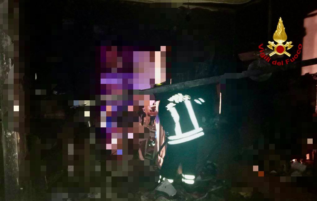 Tragedia nel Catanese, donna muore in incendio scoppiato in casa: di chi si tratta