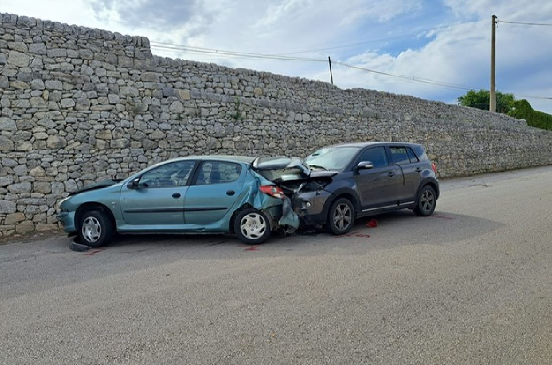 Violento impatto contro il muro e un’altra auto, grave incidente: 19enne in prognosi riservata