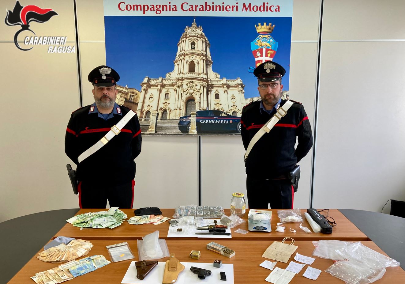Business “alternativo” in lavanderia, l’odore della droga coperto dai detersivi: 3 arresti