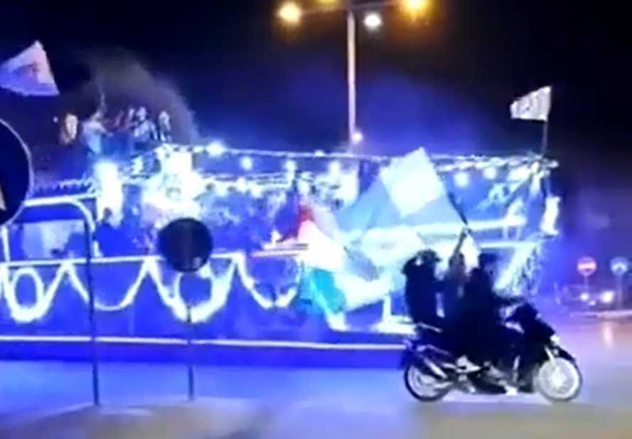 Il Napoli è Campione d’Italia, i tifosi festeggiano lo scudetto su una “nave” – VIDEO