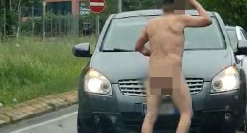 Nudo e ubriaco spaventa automobilisti per strada e aggredisce carabinieri