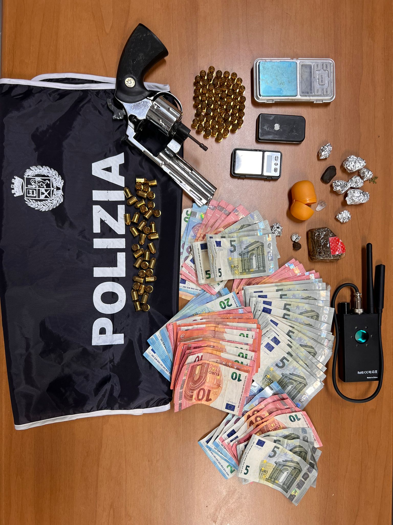 Avola, armi, droga e oltre 700 euro in contanti: preso spacciatore