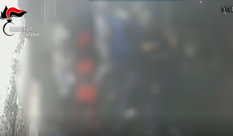 La frase ironica e la maxi-rissa in panineria: 15 denunciati – VIDEO