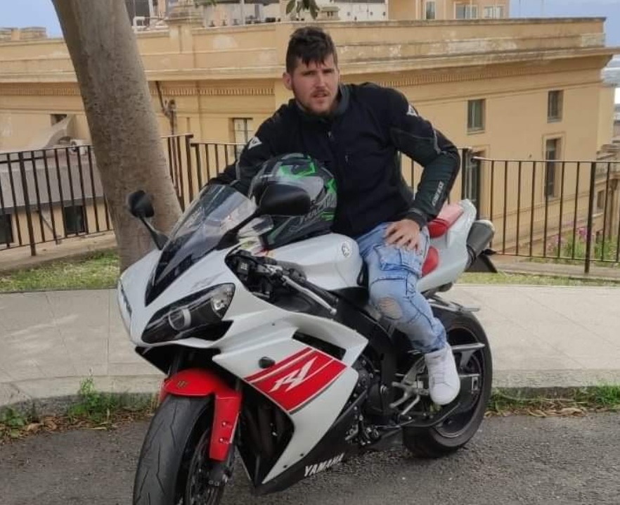 Scontro moto-furgone, il siciliano Roberto Orlando muore a soli 28 anni a Cagliari