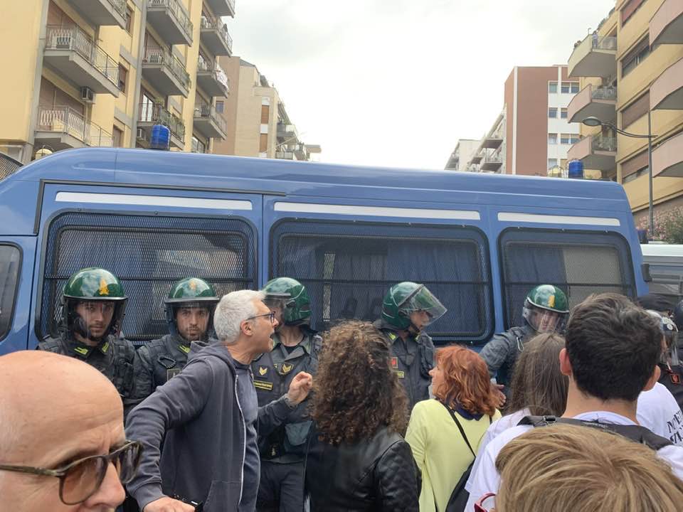Strage di Capaci, la commemorazione degenera: scontri con la polizia a Palermo – VIDEO