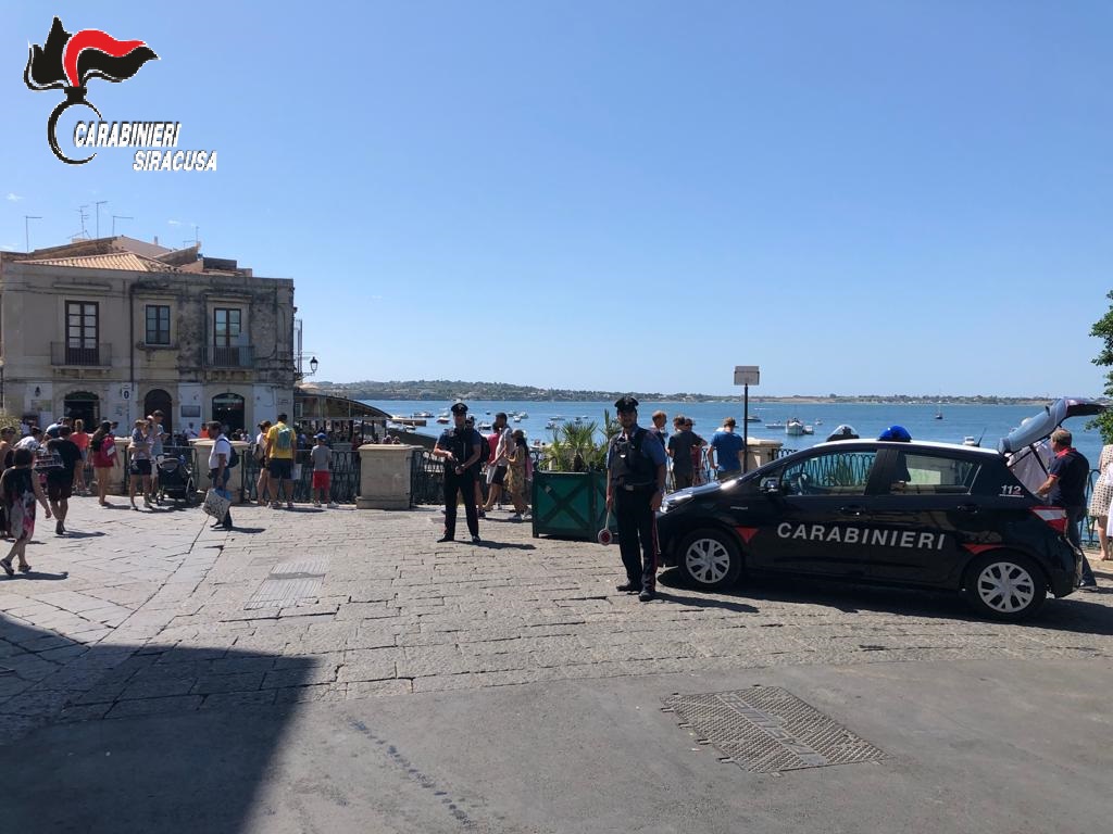 Gli insulti ai turisti a bordo dell’ape calessino, il  commento al video virale: “Danni alla città”