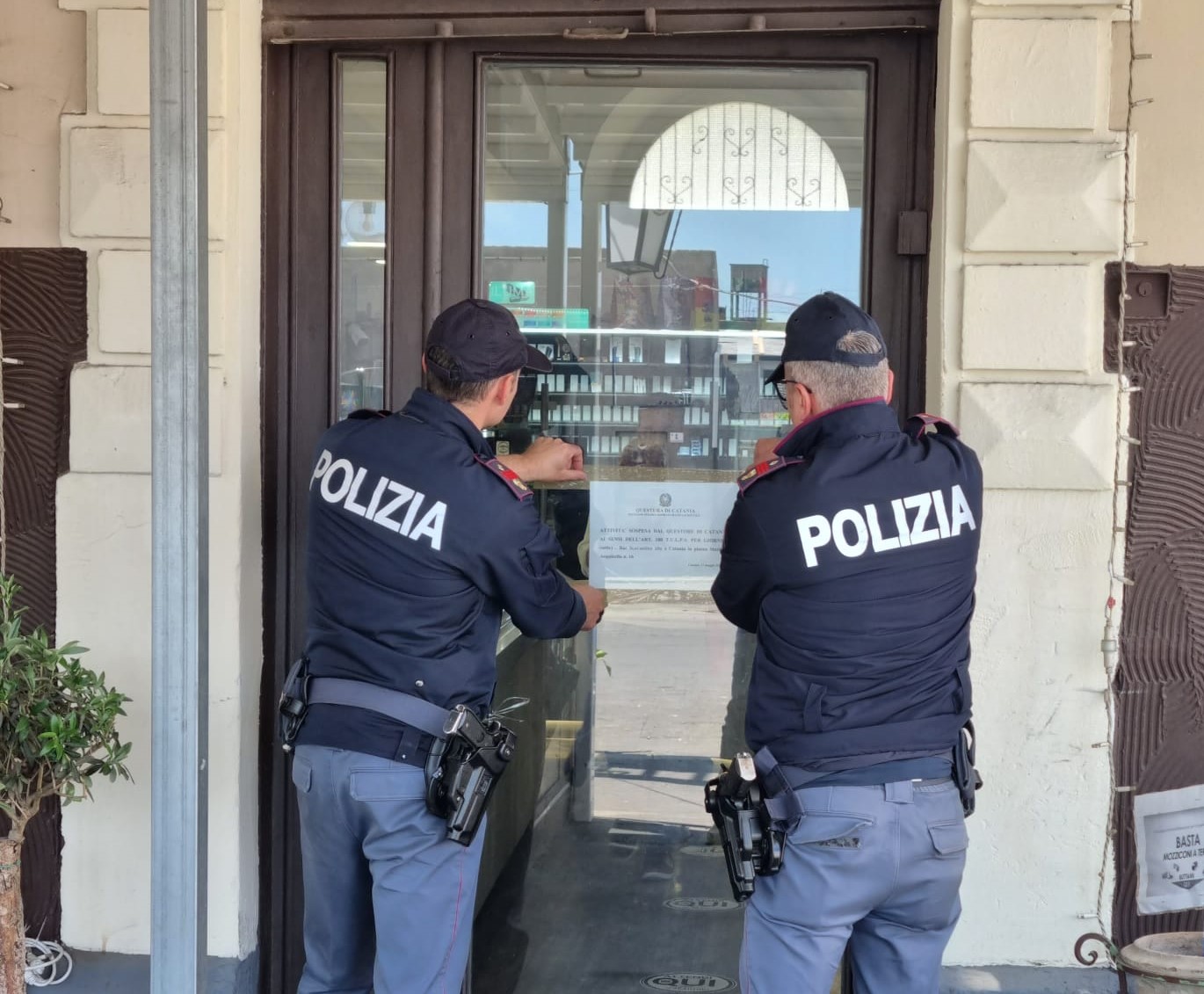 Il “ritrovo” dei pregiudicati in piazza stazione Acquicella: sospesa attività