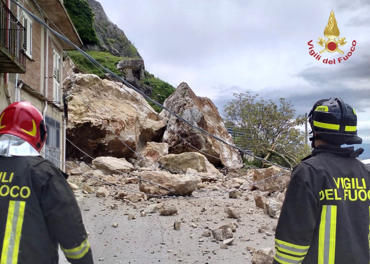 Messina, frana a S.Fratello: massi lambiscono case ed auto