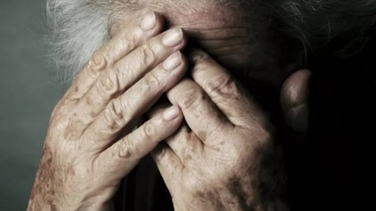 Vessava e minacciava di morte i genitori: 40enne arrestato nel catanese