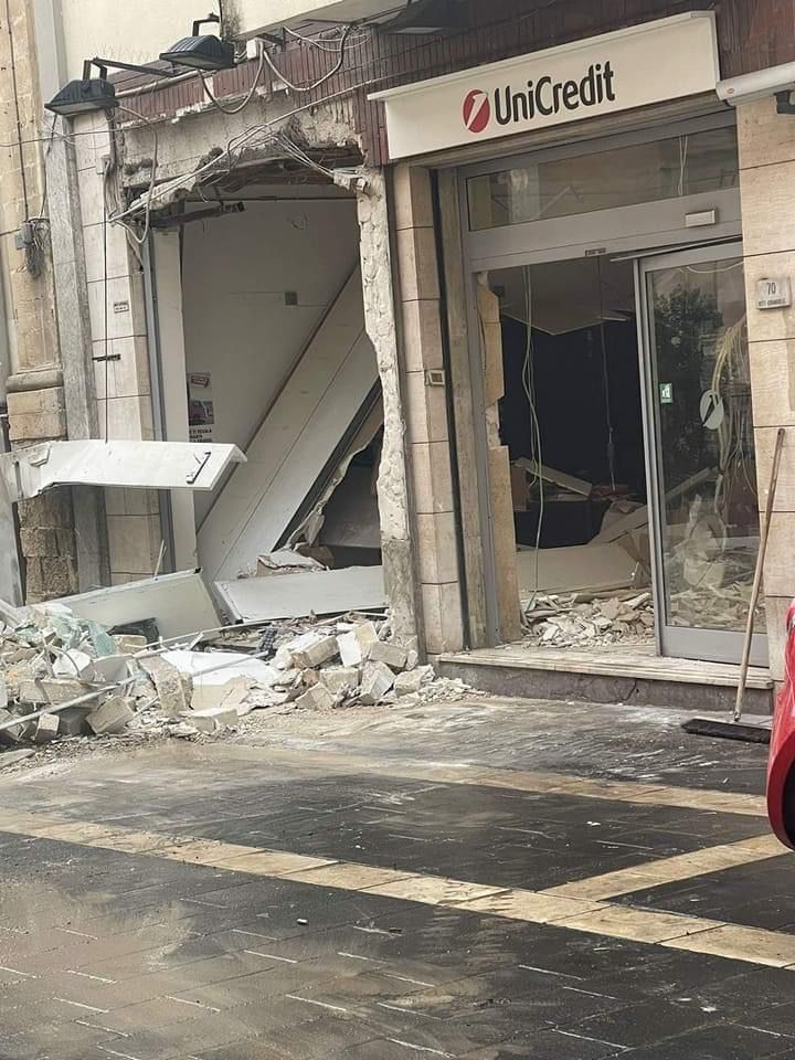 A Francofonte come nei film: assaltano banca con escavatore e rubano bancomat