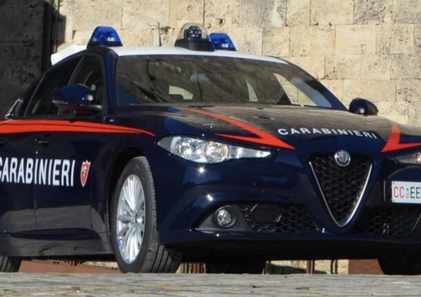 60enne trovato morto in casa, fermata la convivente: “Si è solo difesa”