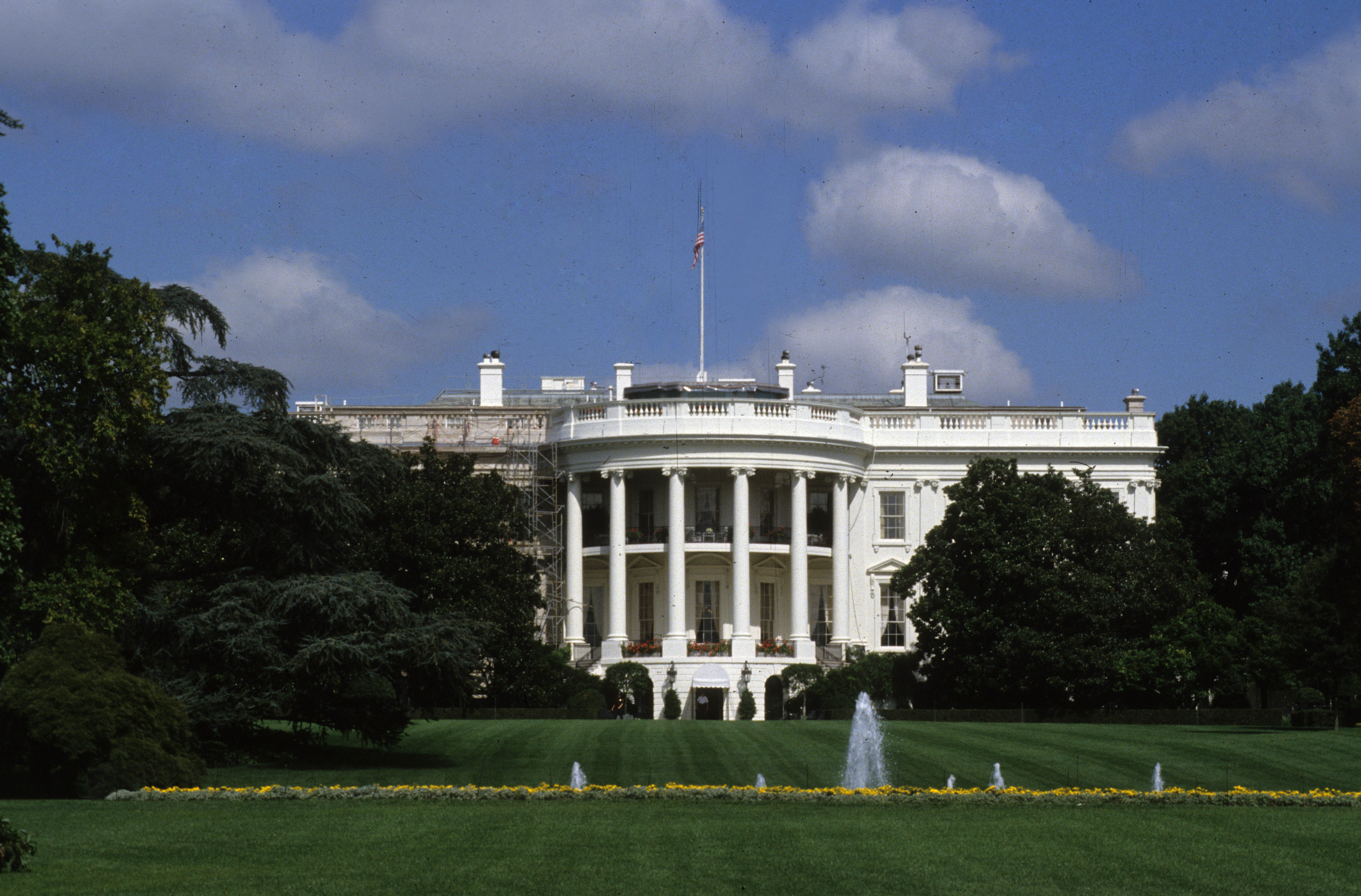Camion si schianta su barriere vicino Casa Bianca, trovata bandiera con svastica