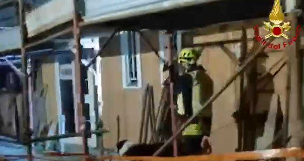 Crolla palazzina in ristrutturazione, intervengono i vigili del fuoco