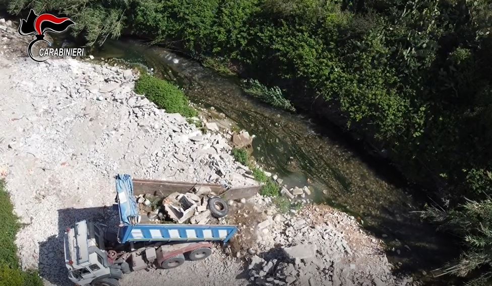 Discarica abusiva sugli argini del fiume Eleuterio, scatta sequestro da un milione e mezzo di euro