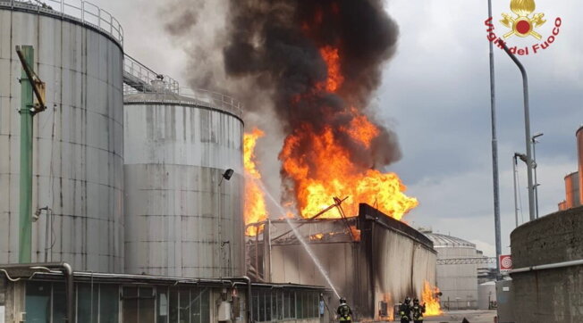 Faenza, scoppia incendio in una distilleria: colonna di fumo visibile da chilometri